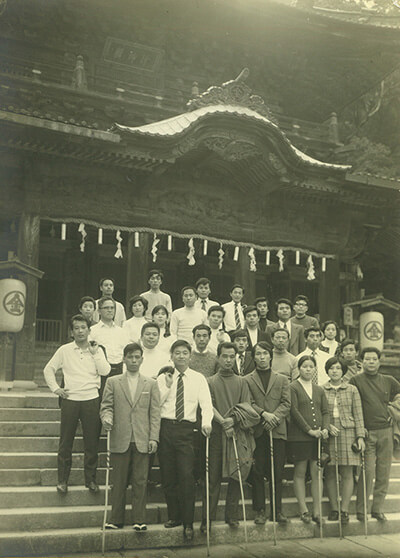 設立初期、社員で神社に参拝した際の写真